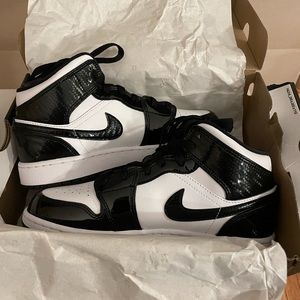 Air Jordan 1 Mid SE Sneakers